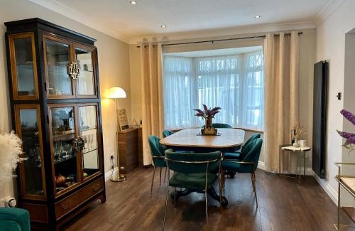 Liverpool House | Luxury Oriental Home with Exotic Garden & Free Parking