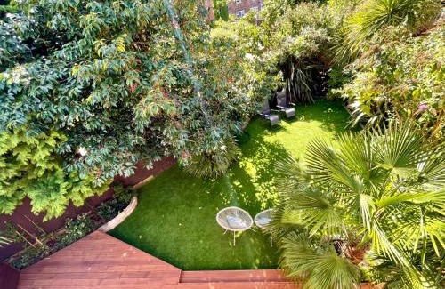 Liverpool House | Luxury Oriental Home with Exotic Garden & Free Parking