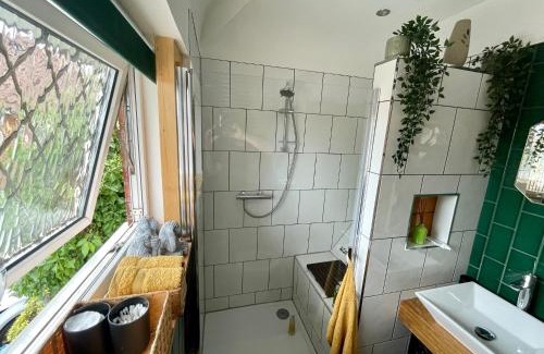 Liverpool House | Luxury Oriental Home with Exotic Garden & Free Parking