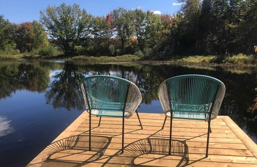 Armour House | Luxury Outdoor Shower at Unique Riverfront Cabin