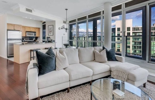 Bathurst Quay Condo | Luxury Penthouse ~ 5* Location ~ Breathtaking View