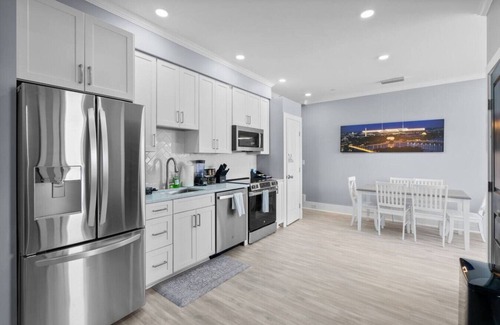 Kingman Park Apartment | Luxury Penthouse Condo+Rooftop+Private Parking+3BD