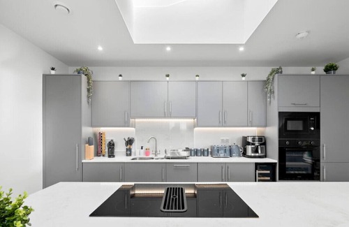 Wythenshawe Apartment | Luxury Penthouse Near Airport and Trafford Centre