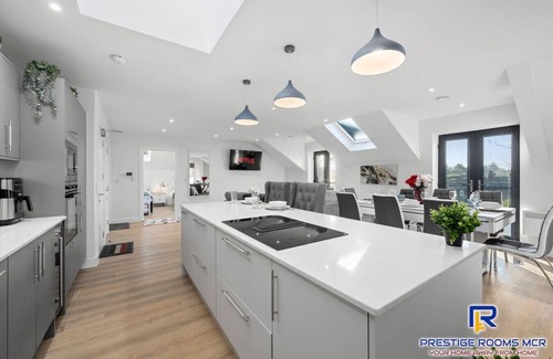 Wythenshawe Apartment | Luxury Penthouse Near Airport and Trafford Centre