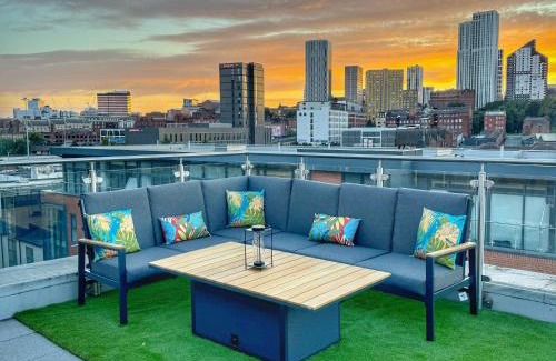 Leeds Apartment | Luxury Penthouse with Private Hot Tub Overlooking Leeds City Centre