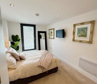 Leeds Apartment | Luxury Penthouse with Private Hot Tub Overlooking Leeds City Centre