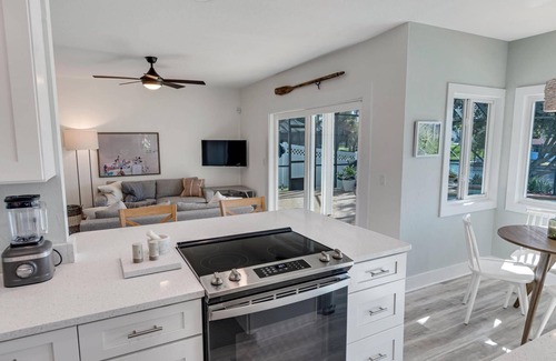 Palm Harbor House | Luxury Pool Home | Boat Dock | Canal Home | Recently Updated | Close to Golf | WIFI | Heated Pool