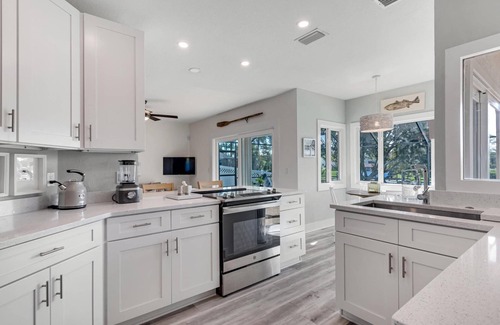 Palm Harbor House | Luxury Pool Home | Boat Dock | Canal Home | Recently Updated | Close to Golf | WIFI | Heated Pool