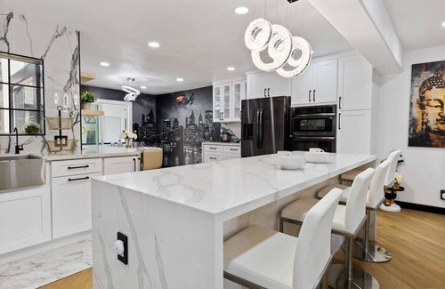 Rosemead House | Luxury Poolside Getaway Villa 5BR/4Baths