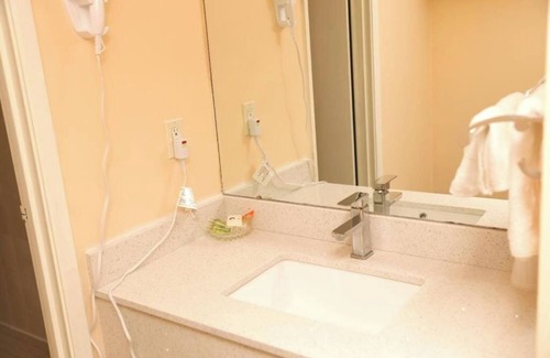 Niagara Falls Hotel | Luxury Quadruple Room