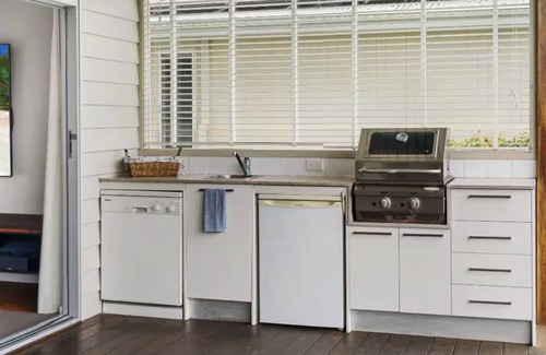 Wamberal Bed & Breakfast | Luxury Queen Room - Close to Beach.