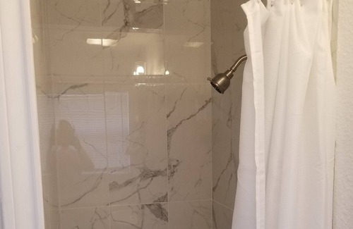 Lakeview Resort | Luxury Queen Studio With Kitchen Sleeps 3