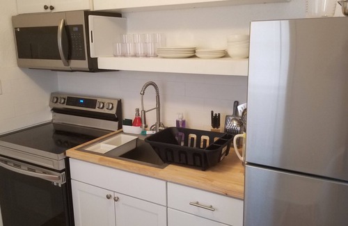 Lakeview Resort | Luxury Queen Studio With Kitchen Sleeps 3