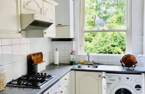 Ealing Apartment | Luxury, Quiet, Central 1 bed apt, overlooking park, 5mins Ealing Stn Elzbth line