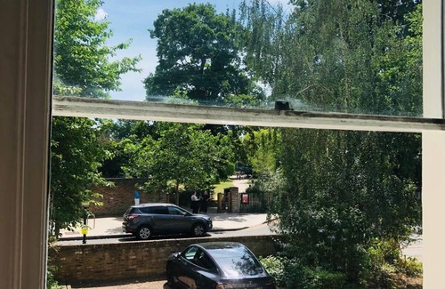 Ealing Apartment | Luxury, Quiet, Central 1 bed apt, overlooking park, 5mins Ealing Stn Elzbth line
