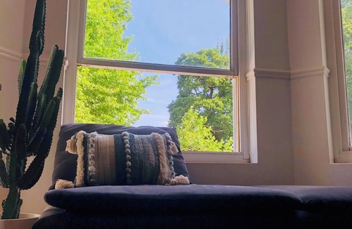 Ealing Apartment | Luxury, Quiet, Central 1 bed apt, overlooking park, 5mins Ealing Stn Elzbth line