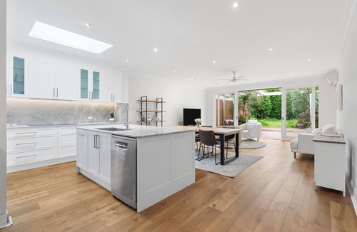 Bondi Cottage | Luxury Renovated Home, Quiet street- Light Modern