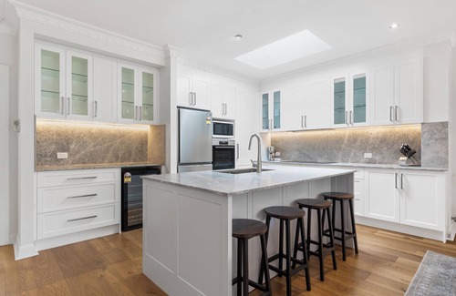 Bondi Cottage | Luxury Renovated Home, Quiet street- Light Modern
