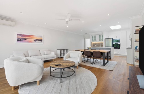Bondi Cottage | Luxury Renovated Home, Quiet street- Light Modern