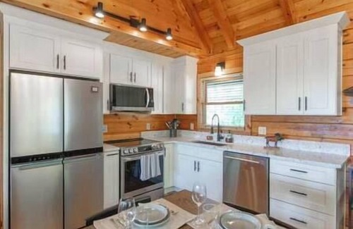 Necowa Cove House | Luxury Renovated | Lake & Mountain Views | Hot Tub