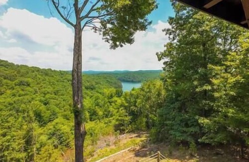 Necowa Cove House | Luxury Renovated | Lake & Mountain Views | Hot Tub