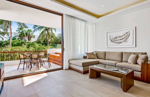 La Puntilla Apartment | Luxury resort apartment with full kitchen, jetted tub, pools, & tennis