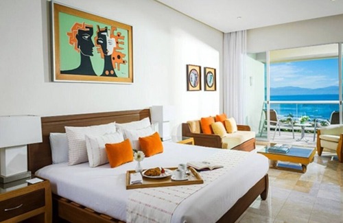 Las Jarretaderas Resort | Luxury resort Beach side with pools and swim up bars.