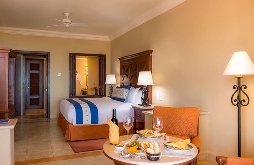 Sunset Beach Resort | Luxury Resort Junior suite on the beach, with 6 outdoor swimming pools