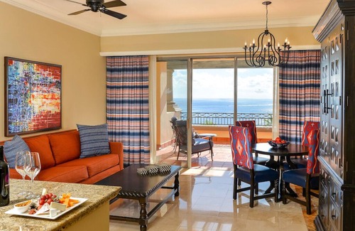 Sunset Beach Resort | Luxury Resort Junior suite on the beach, with 6 outdoor swimming pools