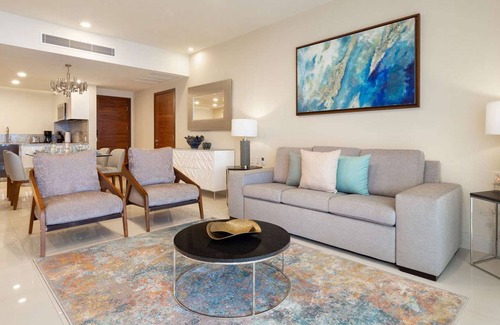 Zona Hotelera Apartment | Luxury Resort on the beach, with five outdoor swimming pools
