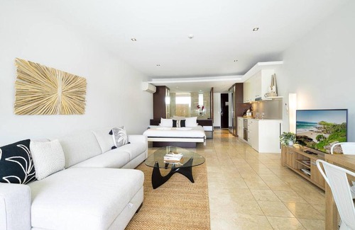Casuarina Apartment | Luxury Resort Studio with Pool - Footsteps to Beach