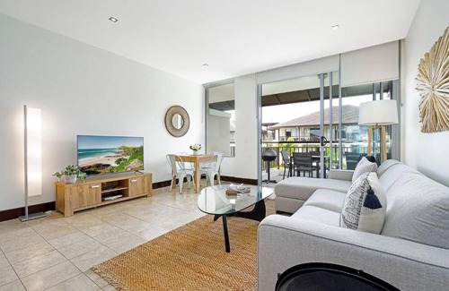 Casuarina Apartment | Luxury Resort Studio with Pool - Footsteps to Beach