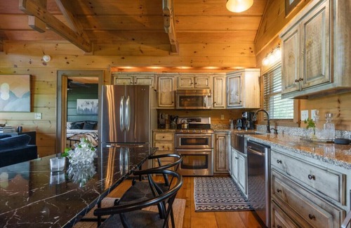 Cherry Log Cabin | Luxury Retreat: Amazing Mountain Views + Hot Tub
