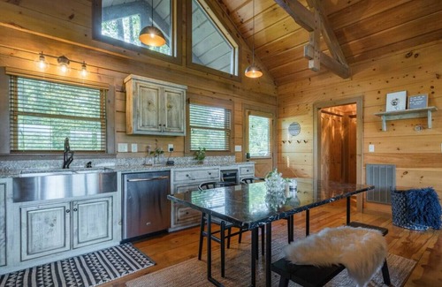 Cherry Log Cabin | Luxury Retreat: Amazing Mountain Views + Hot Tub