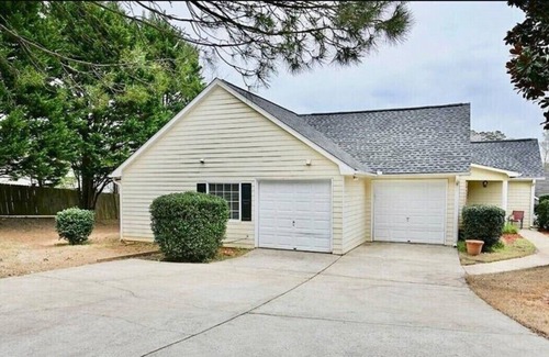Kennesaw House | Luxury Retreat Close to Downtown Kennesaw and Acworth Beach.