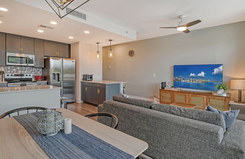 North Trail Condo | Luxury Retreat condo The Strand Water View w/Den