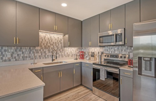 North Trail Condo | Luxury Retreat condo The Strand Water View w/Den