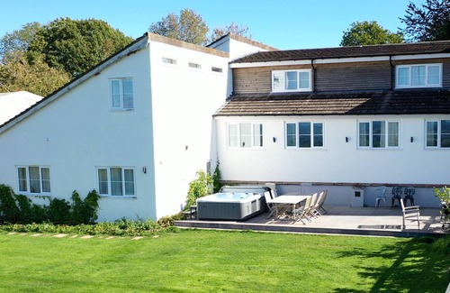 Chepstow House | Luxury Retreat: Dorlands House, Sleeps 16 - Hot Tub included in a Scenic Setting