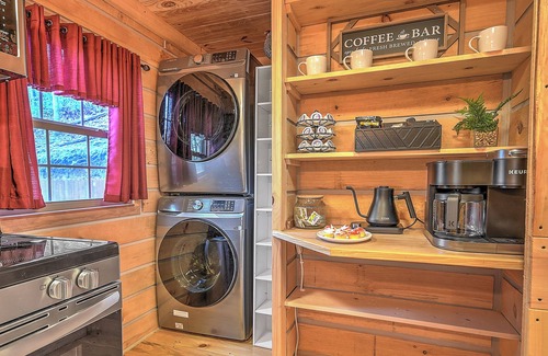 Elizabethton Cabin | Luxury Retreat in the Smokey Mountains/Hot Tub Cabin A