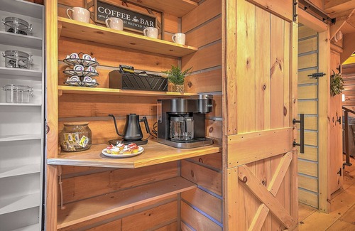 Elizabethton Cabin | Luxury Retreat in the Smokey Mountains/Hot Tub Cabin A