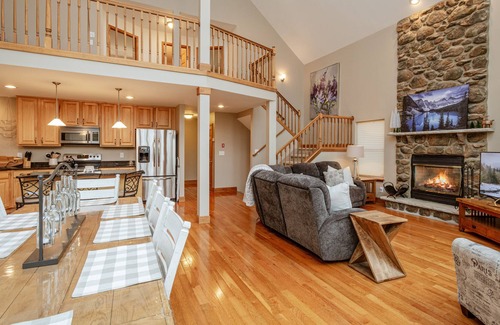 Rowland House | Luxury Retreat near lake, beach, skiing, game room