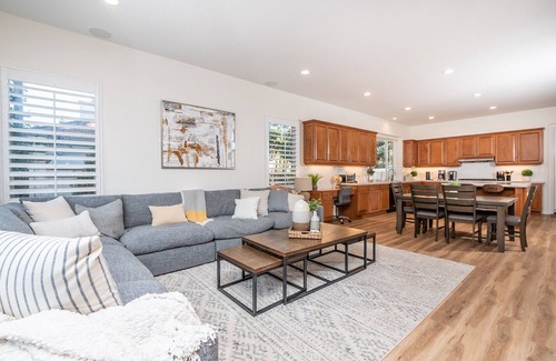Felicita House | Luxury Retreat-Pool/HotTub/Game Room/Putting Green