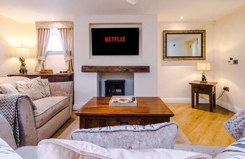 Beeston House | Luxury Retreat under Beeston Castle | 53 Degrees Property | Sleeps 2