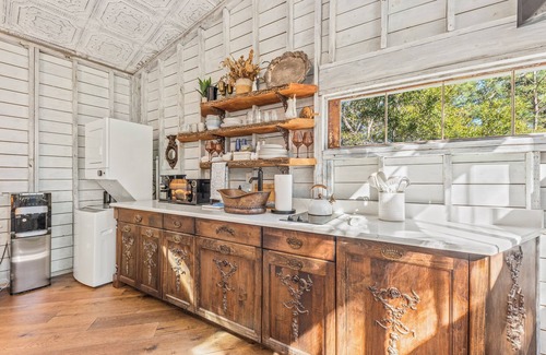 Wadmalaw Island Apartment | Luxury retreat treehouse near Charleston pet-friendly