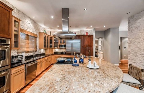 Leesburg House | Luxury Retreat with Family Feel: Perfect Getaway!nn