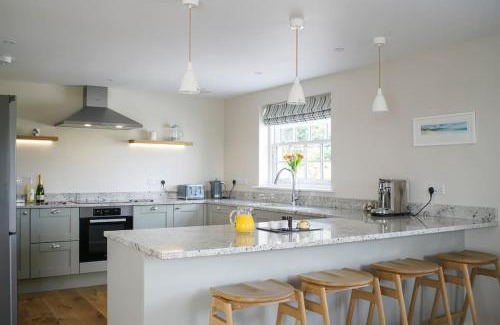 Mylor House | Luxury retreat with hot tub & wood burner - Mylor