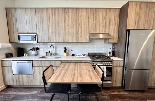 Pulaski Park Apartment | Luxury River West High-Rise N1 Gym+Rooftop+Skyline