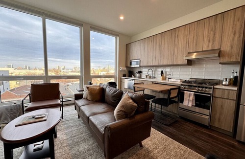Pulaski Park Apartment | Luxury River West High-Rise N1 Gym+Rooftop+Skyline