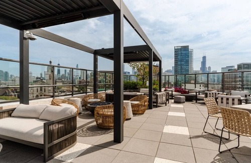 Pulaski Park Apartment | Luxury River West High-Rise N4 Gym+Rooftop+Skyline