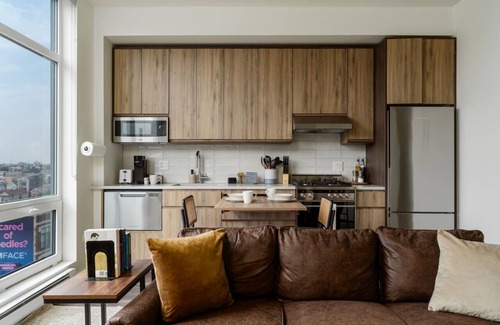 Pulaski Park Apartment | Luxury River West High-Rise N6 Gym+Rooftop+Skyline